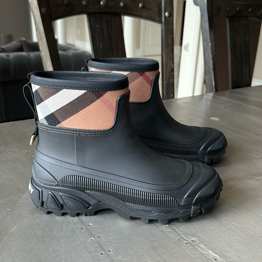 Burberry winter lug sole rain boot logo black rubber mid calf bootie sz 40